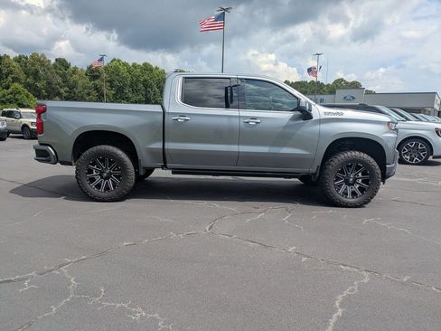 Used 2019 Chevrolet Silverado 1500 High Country w/ Technology Package AWD/4WD image 3