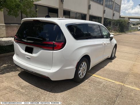 Used 2023 Chrysler Pacifica Touring-L FWD image 7