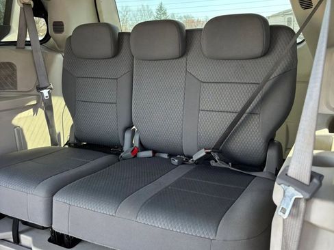 Used 2010 Chrysler Town & Country Touring image 33