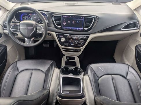 Used 2024 Chrysler Pacifica Touring-L FWD image 16