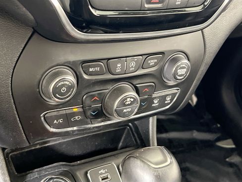 Used 2022 Jeep Cherokee Limited image 15