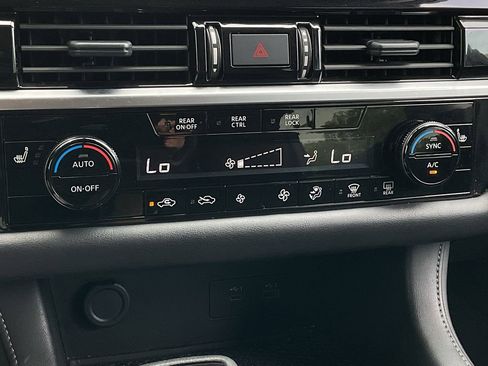 Used 2025 Nissan Pathfinder SV FWD image 33