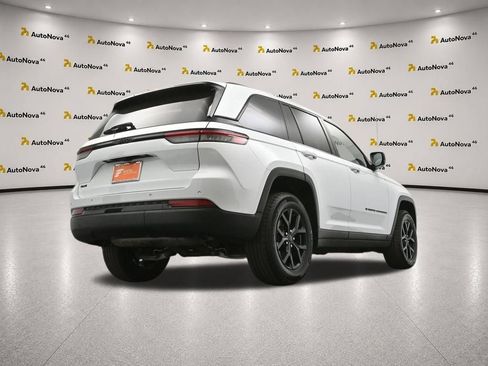 Used 2025 Jeep Grand Cherokee Altitude AWD/4WD image 45