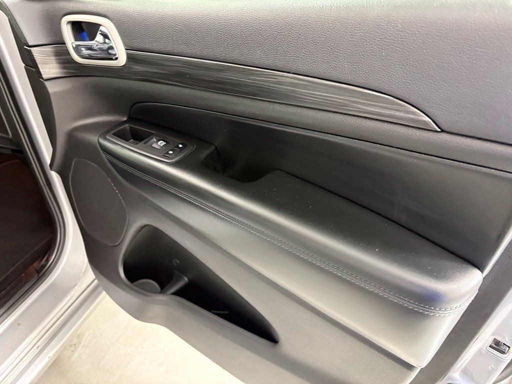 Used 2021 Jeep Grand Cherokee Laredo X RWD image 40