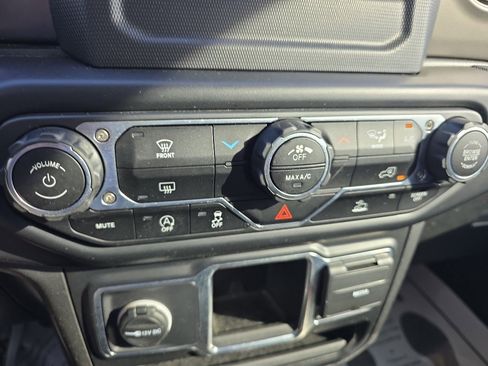 Used 2022 Jeep Gladiator Sport image 17