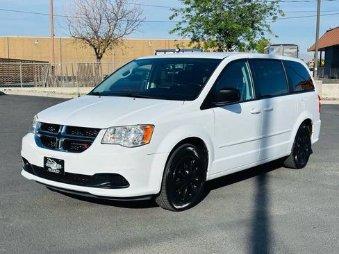 Used 2017 Dodge Grand Caravan SE w/ UConnect Hands-Free Group FWD image 3