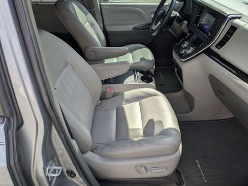 Used 2018 Toyota Sienna XLE w/ XLE Navigation Package FWD image 33