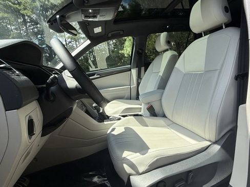 Used 2022 Volkswagen Tiguan SE R-Line image 4