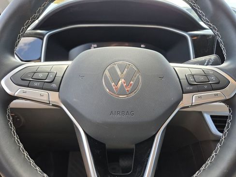Used 2025 Volkswagen Taos SE FWD image 29