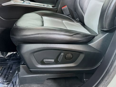 Used 2022 Ford Explorer XLT w/ Equipment Group 202A AWD/4WD image 18