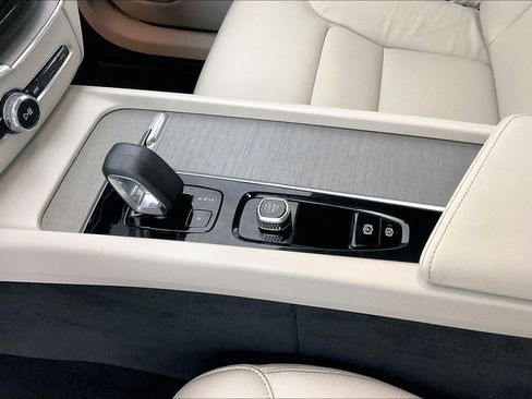 Certified 2023 Volvo XC60 B5 Plus w/ Protection Package Premier image 19