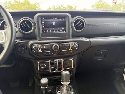 Used 2018 Jeep Wrangler Unlimited Sahara w/ Dual Top Group AWD/4WD image 18
