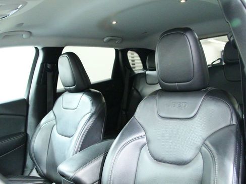 Used 2019 Jeep Cherokee Limited image 6