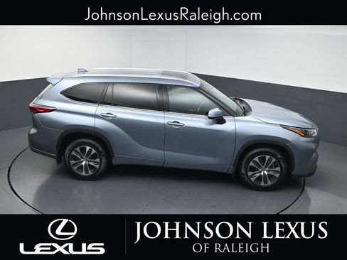 Used 2021 Toyota Highlander XLE AWD/4WD image 29
