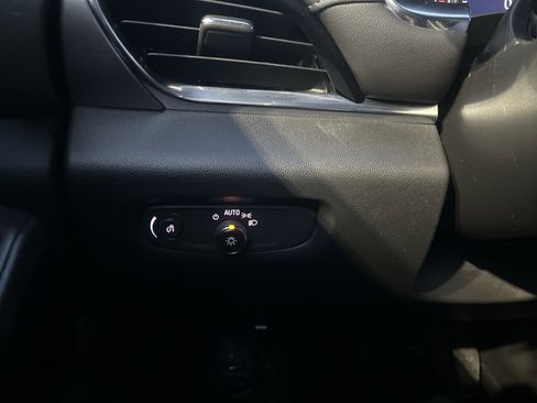 Used 2023 Chevrolet Traverse LT image 23