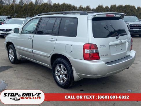 Used 2005 Toyota Highlander 4WD V6 w/ 3rd Row image 3
