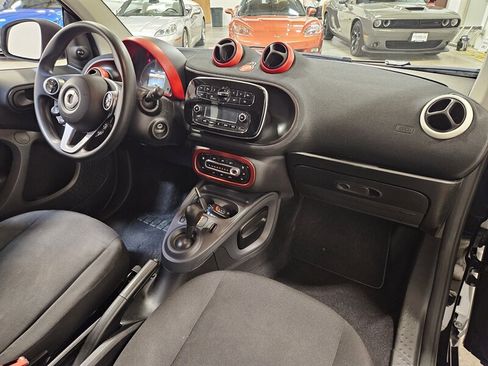 Used 2017 smart fortwo pure RWD image 20