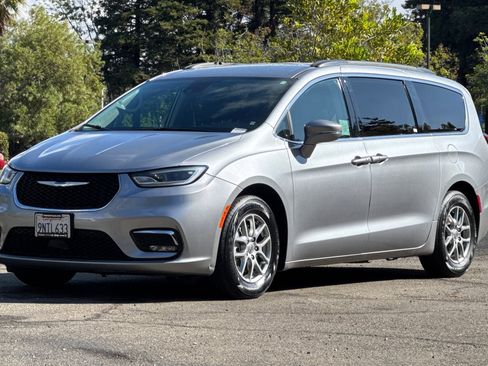 Used 2021 Chrysler Pacifica Touring image 7