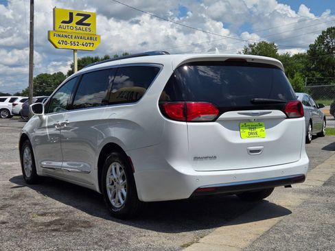Used 2020 Chrysler Pacifica Touring-L FWD image 4