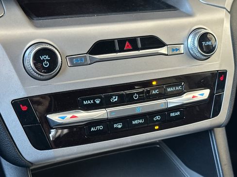 Used 2022 Ford Explorer XLT image 22