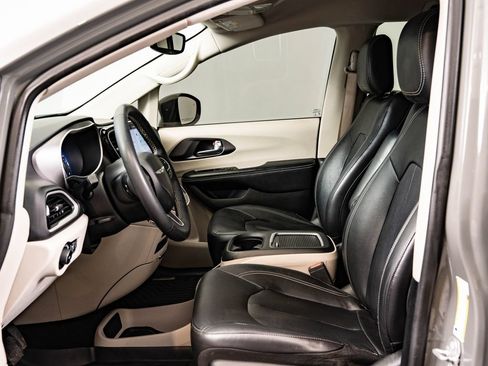 Used 2022 Chrysler Pacifica Touring-L FWD image 22