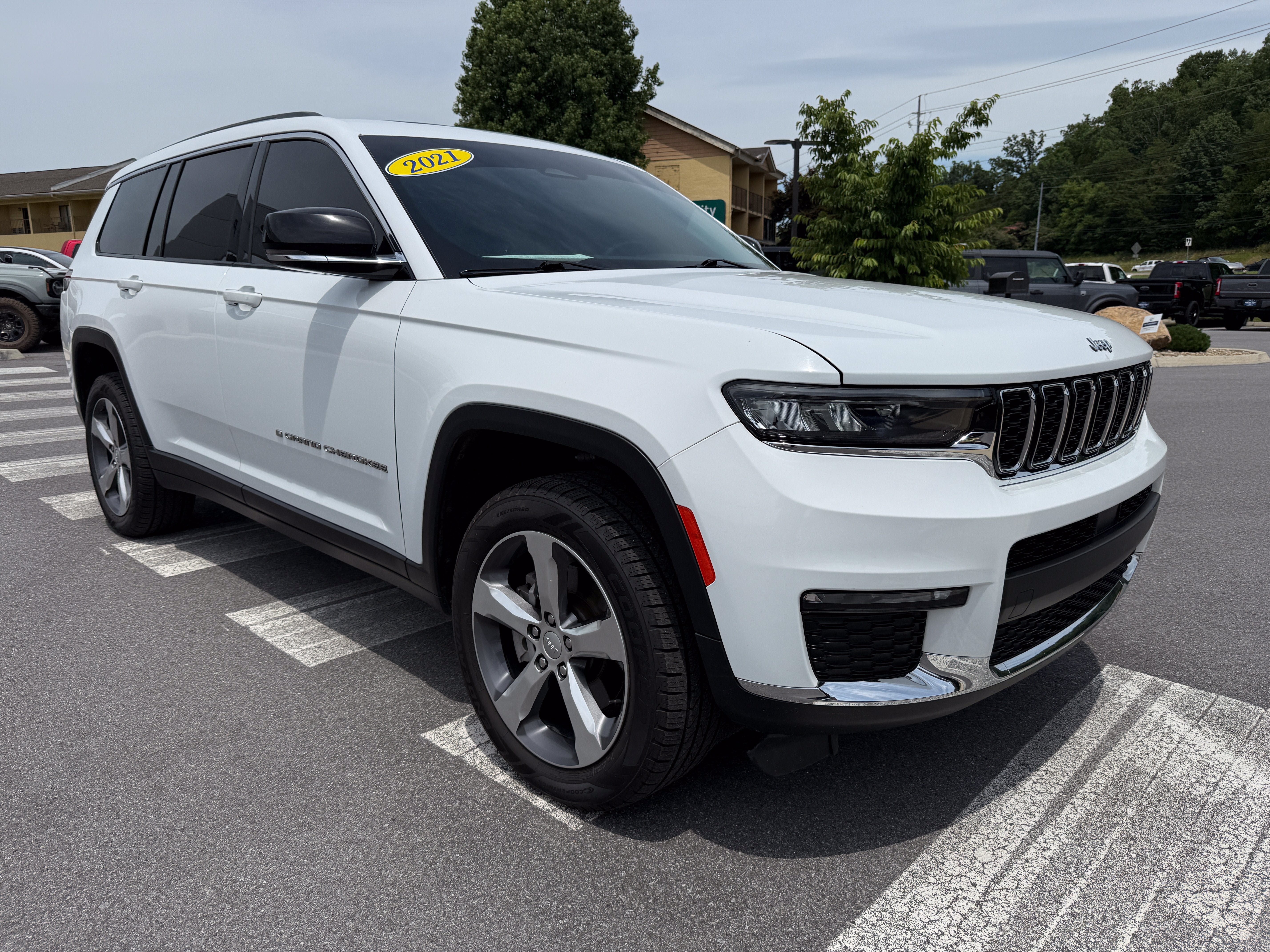 Used 2021 Jeep Grand Cherokee L Limited AWD/4WD image 3