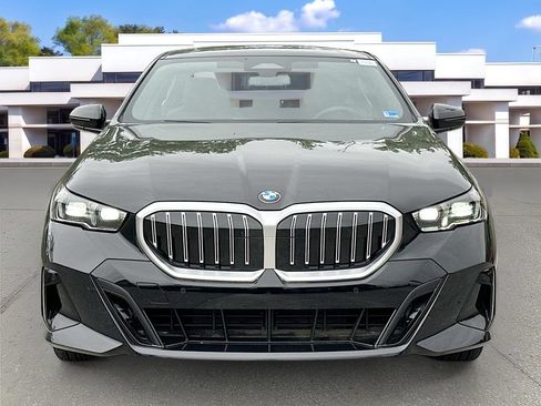 Used 2026 BMW 530i xDrive w/ M Sport Package AWD/4WD image 2