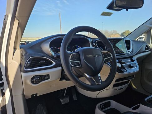 Used 2024 Chrysler Pacifica Select image 9