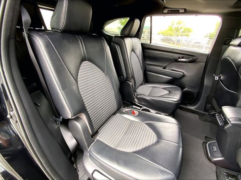 Used 2022 Toyota Highlander XSE image 19