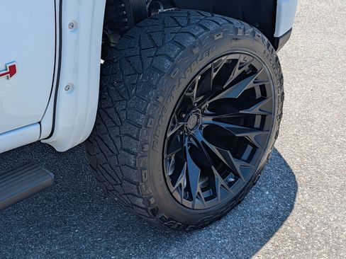 Used 2022 GMC Sierra 1500 AT4 w/ AT4 Preferred Package AWD/4WD image 11