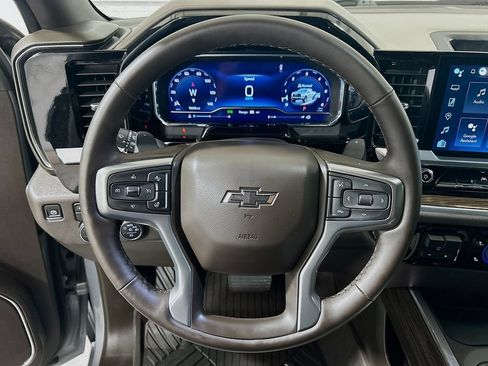 Used 2025 Chevrolet Silverado 1500 LT Trail Boss w/ Convenience Package II AWD/4WD image 9