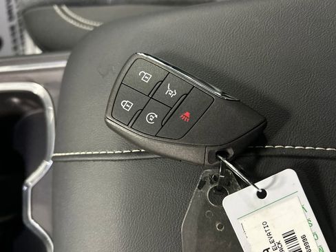 Used 2025 GMC Acadia Elevation image 22