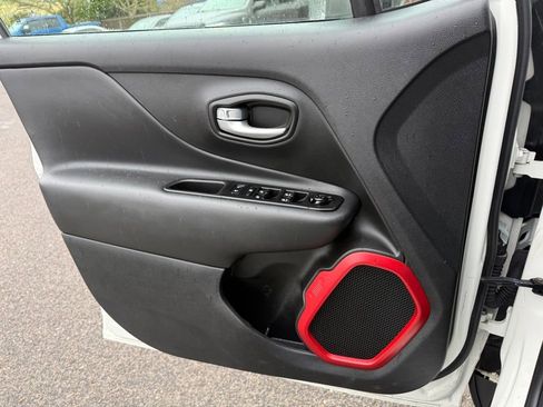 Used 2023 Jeep Renegade Trailhawk image 18