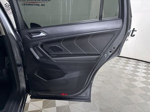 Used 2023 Volkswagen Tiguan SE w/ Panoramic Sunroof Package image 24
