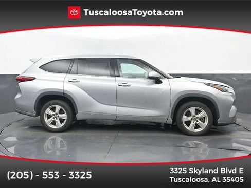 Used 2020 Toyota Highlander LE FWD image 1