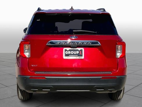 Used 2022 Ford Explorer XLT image 4