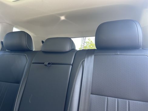 Used 2023 Volkswagen Tiguan SE w/ Panoramic Sunroof Package FWD image 10