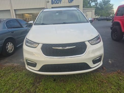 Certified 2023 Chrysler Pacifica Limited w/ Uconnect Theater Family Group AWD/4WD image 2