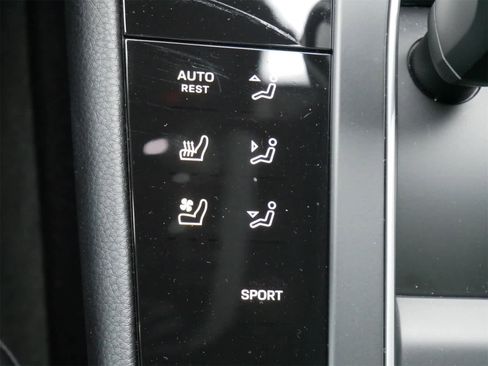 Used 2025 Porsche Macan image 14