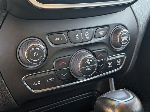 Used 2020 Jeep Cherokee Limited w/ Luxury Group image 30