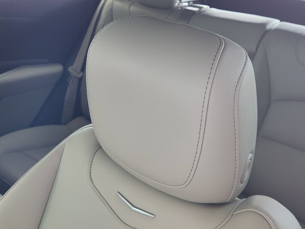 Used 2023 Cadillac XT4 Luxury w/ Cold Weather Package FWD image 24