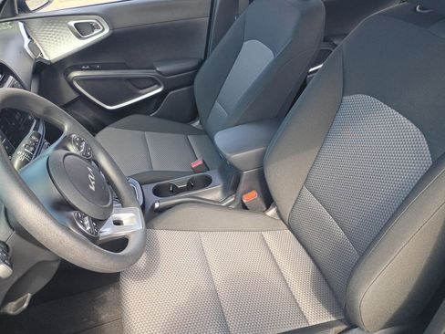 Used 2025 Kia Soul LX w/ LX Technology Package FWD image 10