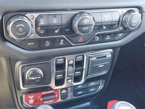 New 2025 Jeep Gladiator Mojave image 18