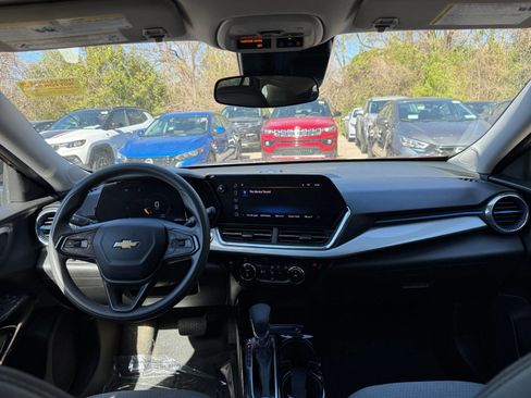 Used 2025 Chevrolet Trax LT image 29