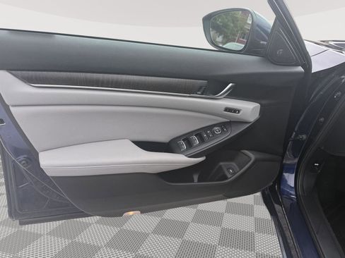 Used 2018 Honda Accord Touring image 19