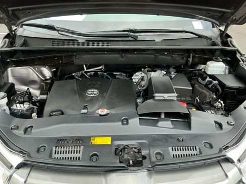 Used 2019 Toyota Highlander XLE AWD/4WD image 22