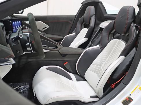 Used 2023 Chevrolet Corvette Stingray Premium Conv w/ Z51 Performance Package RWD image 28