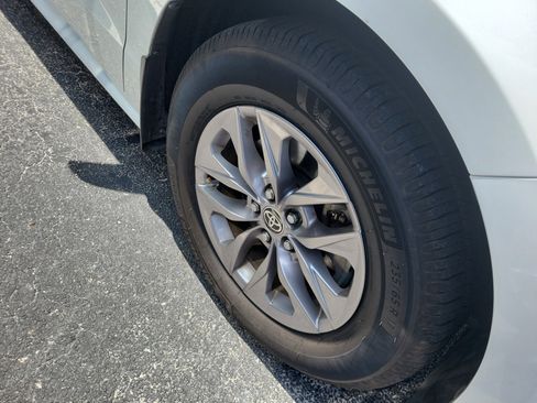 Used 2022 Toyota Sienna XLE w/ XLE Plus Package FWD image 7