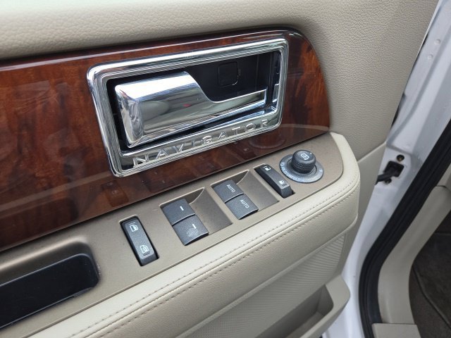Used 2011 Lincoln Navigator 4WD image 18
