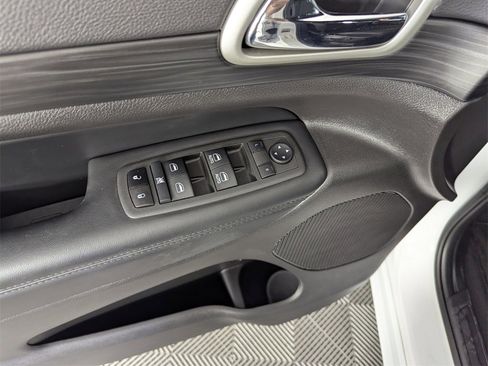 Used 2021 Jeep Grand Cherokee Laredo X image 19